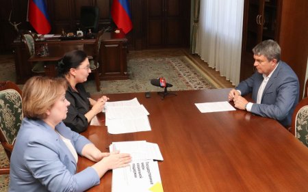 Леонид Пасечник обсудил поддержку участников СВО с министром труда и соцполитики ЛНР Еленой Макаренко и руководителем регионального филиала фонда «Защитники Отечества» Ольгой Гонтаревой.