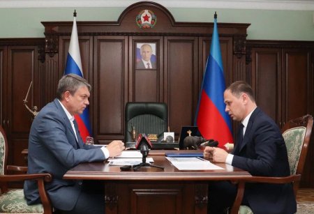 Глава ЛНР Леонид Пасечник обсудил развитие дорожно-транспортного хозяйства региона с министром инфраструктуры и транспорта республики Альбертом Апшевым