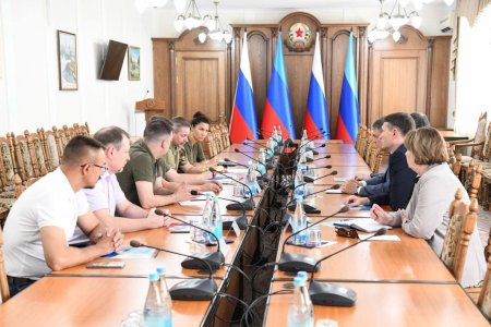 Глава ЛНР Леонид Пасечник провел рабочую встречу с представителями Администрации Президента России, федерального Министерства труда и социальной защиты, Социального фонда России и Государственного фонда «Защитники Отечества»