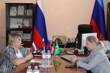 Анна Рослякова осмотрела социальные объекты в Троицком и Белокуракинском муниципальных округах